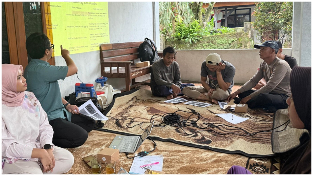 Kegiatan penyuluhan oleh Dosen SV IPB University di Desa Agro Eduwisata Organik Kelurahan Mulyaharja.