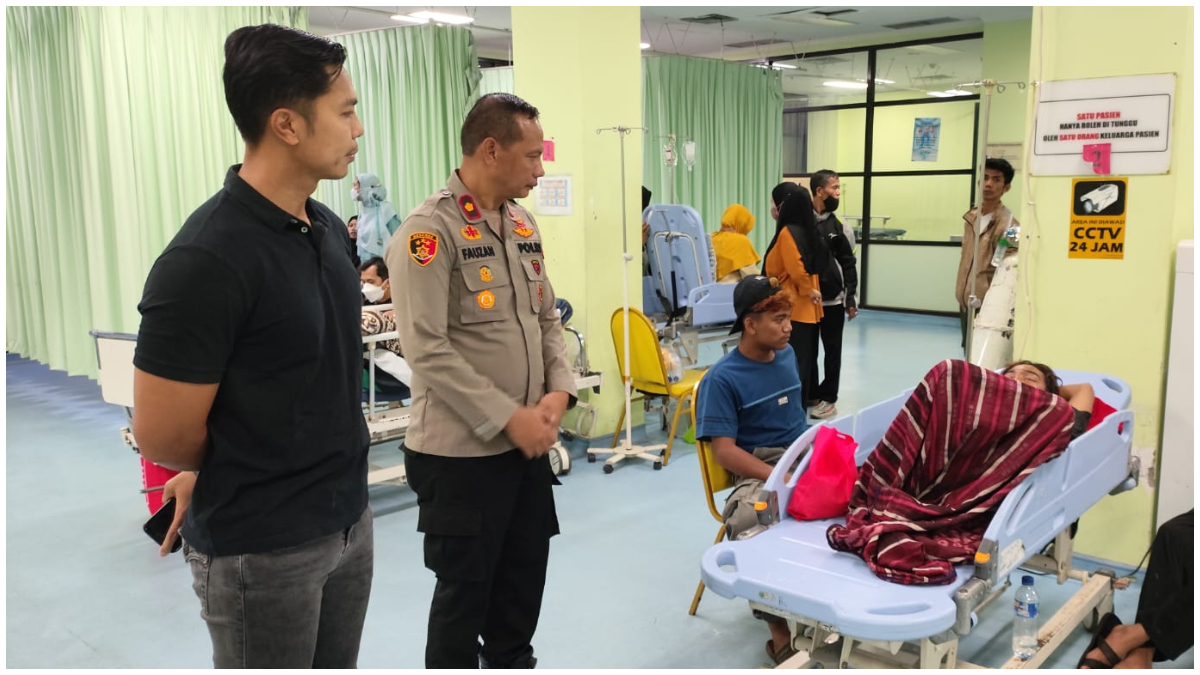 Polisi datangi rumah sakit untuk melihat kondisi dua pelajar tingkat SMP di Kota Depok korban bentrokan.