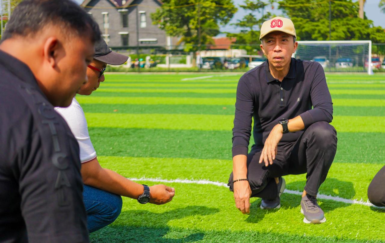 Wali Kota Bogor, Dedie A. Rachim meninjau hasil revitalisasi Lapangan Mini Soccer Taman Manunggal.