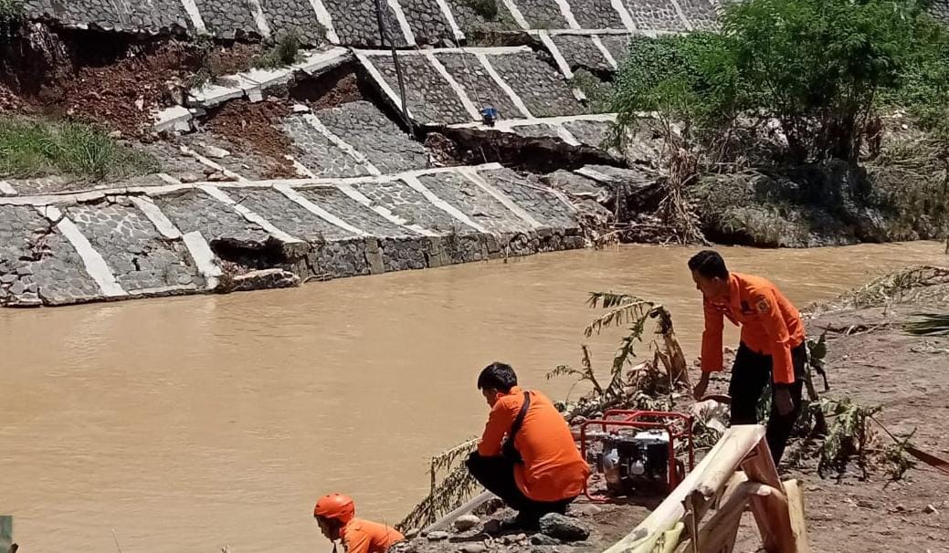 Tebing setingga empat meter longsor di Kampung Guha Siangan, Desa Leuwikaret, Kecamatan Klapanunggal, Kabupaten Bogor.