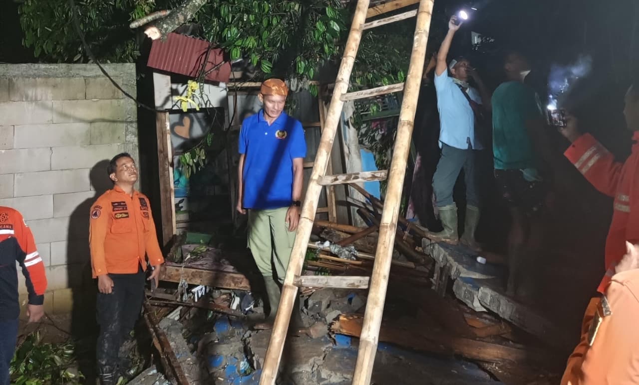 Angin kencang sebabkan 2 pohon tumbang menimpa 2 rumah warga di Kecamatan Jonggol, Kabupaten Bogor.