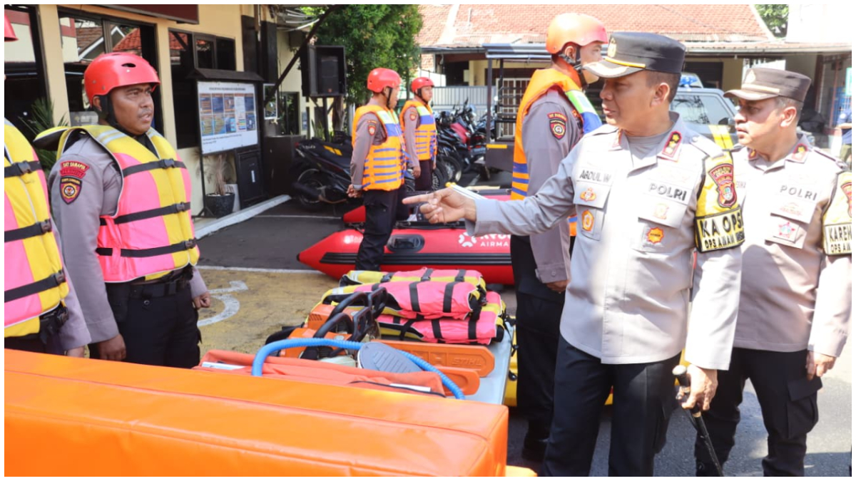 Kapolres Metro Depok Kombes Pol Abdul Waras melakukan pengecekan peralatan tanggap bencana di Polres Metro Depok.