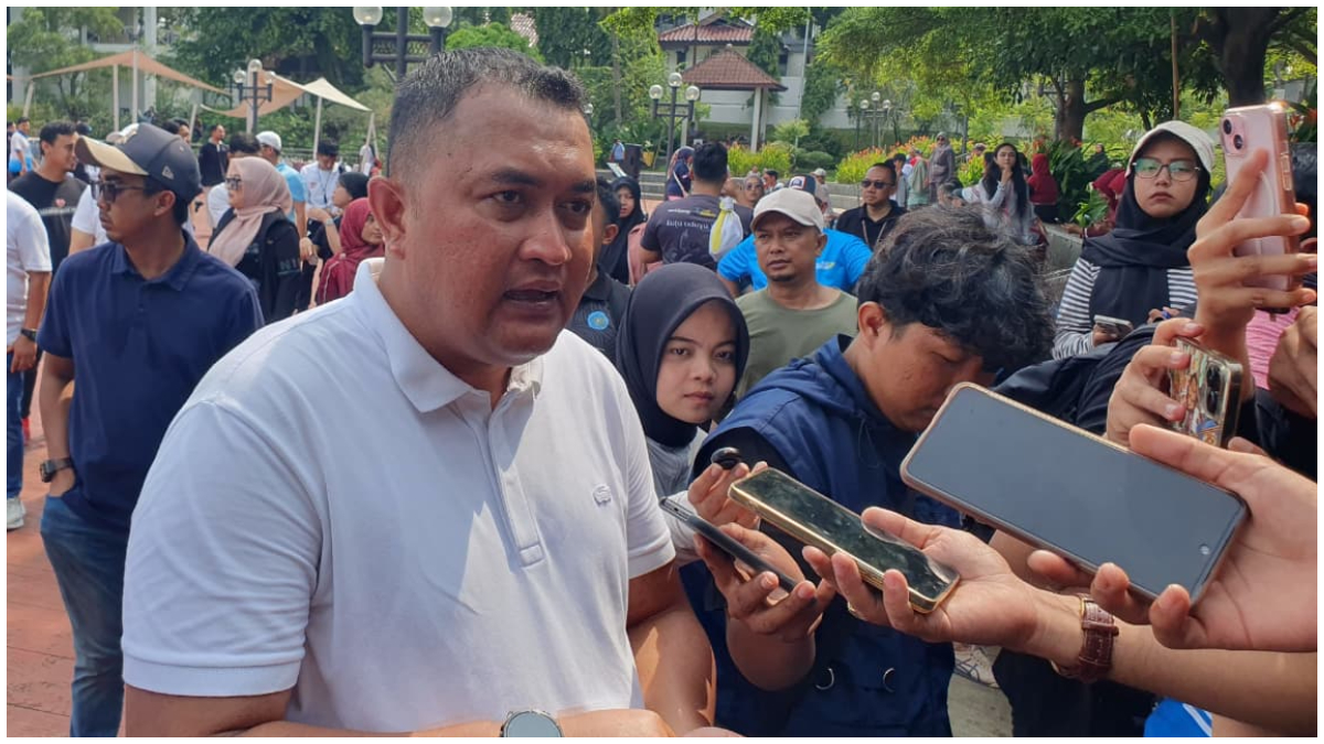 Bupati Bogor, Rudy Susmanto saat diwawancarai media di Jalan Tegar Beriman, Cibinong.