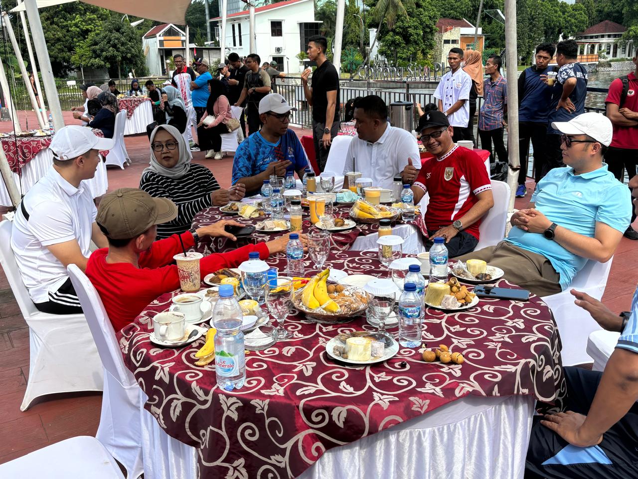 Bupati Bogor, Rudy Susmanto bersama jajaran saat bertemu Mantan Bupati Bogor, Ade Yasin.