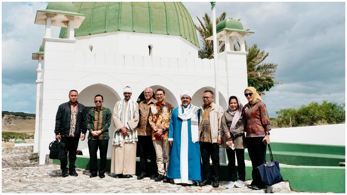 Menteri Kebudayaan Fadli Zon saat berziarah ke Makam Syaikh Yusuf Al-Makassari di Macassar, Cape Town, Afrika Selatan