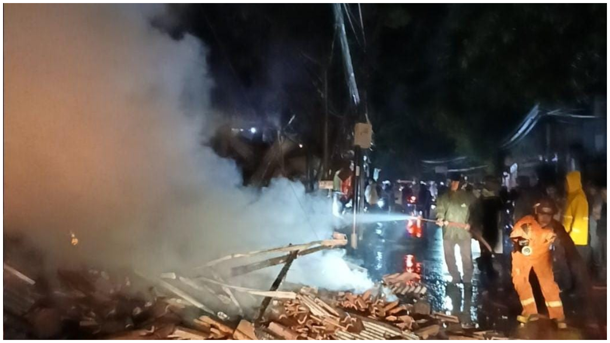 Petugas Damkar Kabupaten Bogor saat memadamkan api yang membakar 4 kios di Babakan Madang.