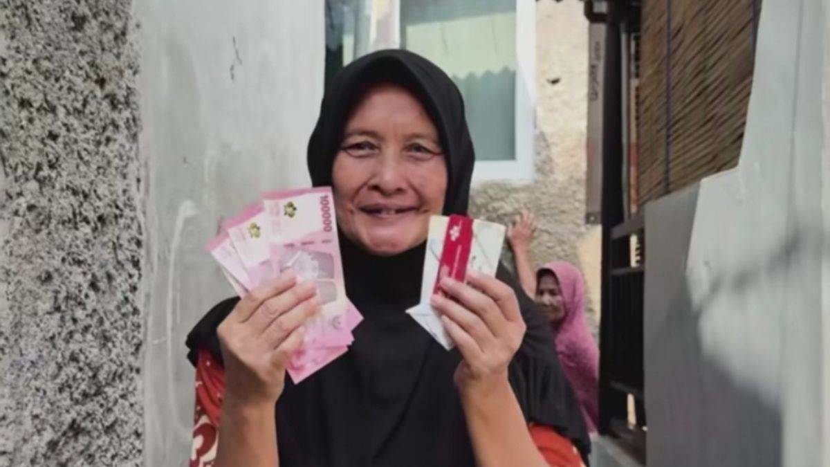 Ilustrasi: Penyaluran bantuan sosial (bansos) kepada penerima manfaat.