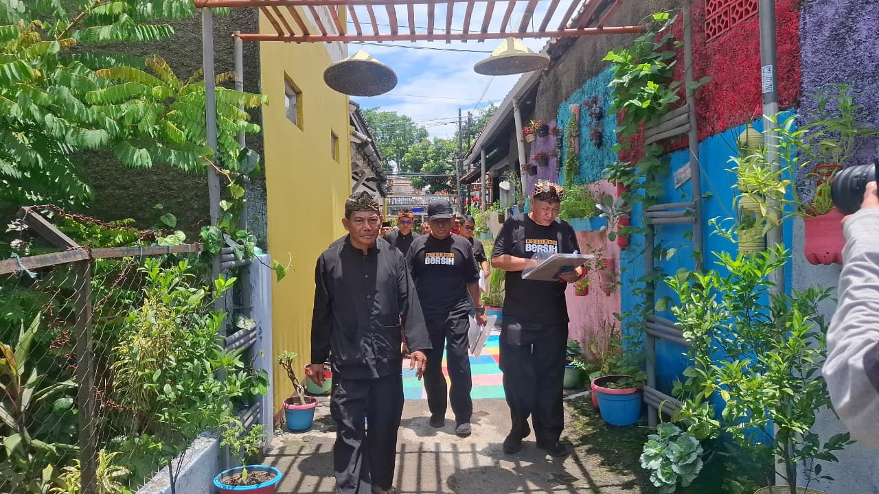 Warga RT 03 RW 03, Kelurahan Cilendek Timur, Kecamatan Bogor Barat saat kedatangan Juri Kehormatan Bogorku Bersih.&nbsp;