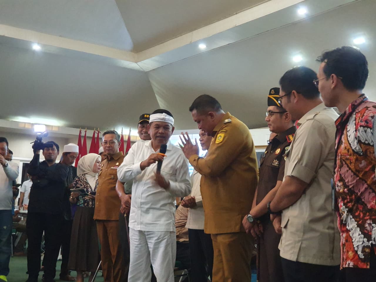 Gubernur Jawa Barat, Dedi Mulyadi menemui warga terdampak penutupan tambang di Aula Sekretariat Daerah, Kabupaten Bogor, Senin 3 November 2025.