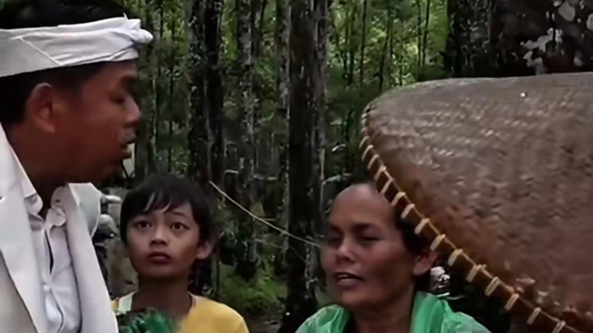 Gubernur Jawa Barat Dedi Mulyadi bertemu dengan warga Cianjur yang menjual domba untuk membuat KTP. &nbsp;