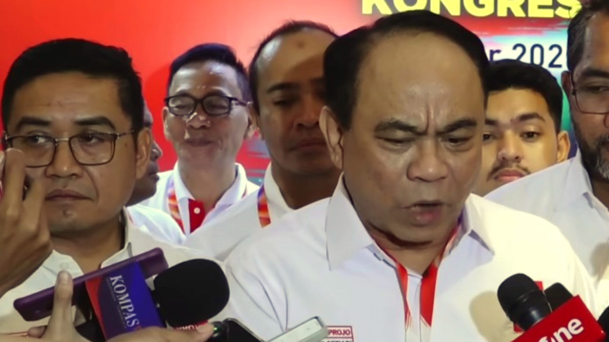 Ketua Umum Projo, Budi Arie Setiadi memberikan keterangan kepada wartawan.