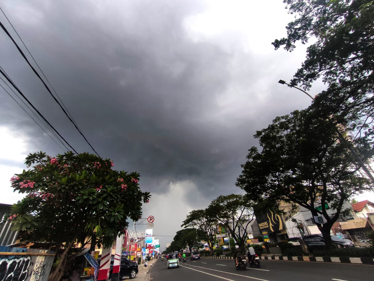 Ilustrasi cuaca ekstrim di Kota Depok.