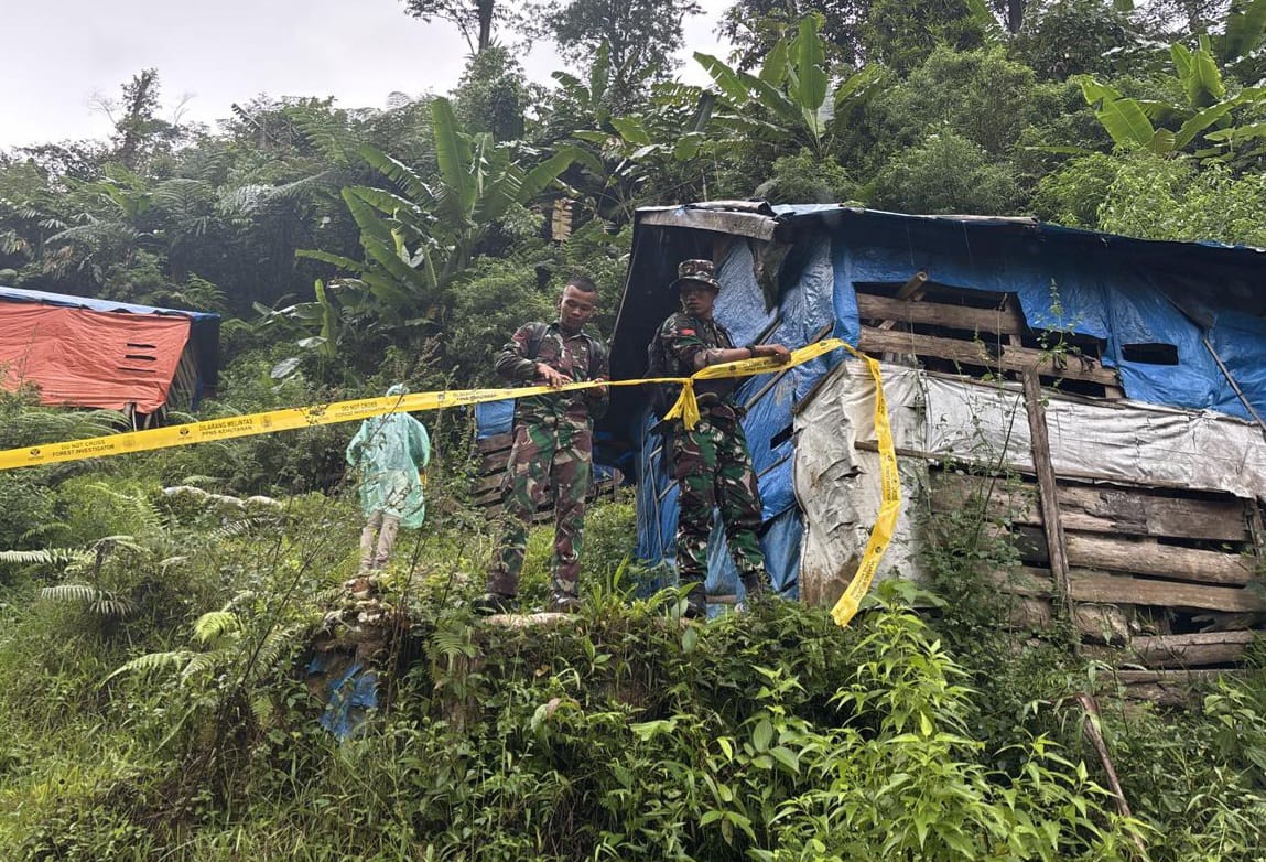 Petugas gabungan melaksanakan operasi penindakan terhadap PETI di kawasan TNGHS, Blok Ciear, Desa Cisarua, Sukajaya, Kecamatan Kabupaten Bogor.