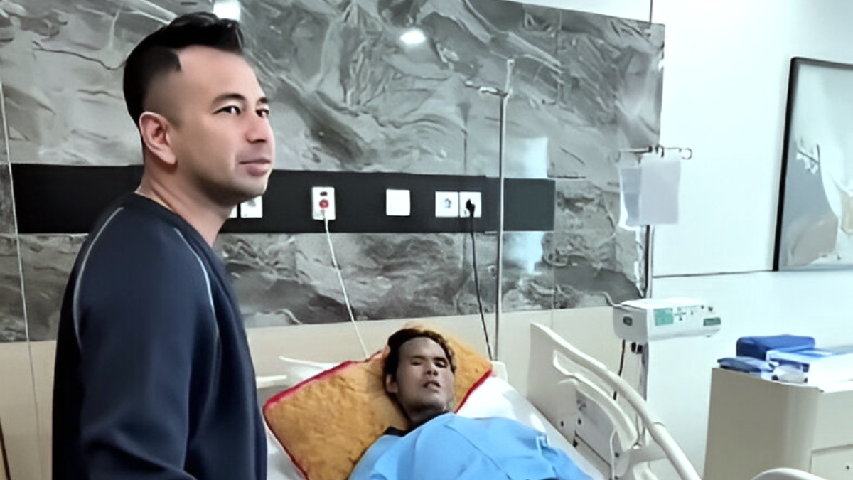 Raffi Ahmad saat menjenguk&nbsp;Fahmi Bo di rumah sakit.