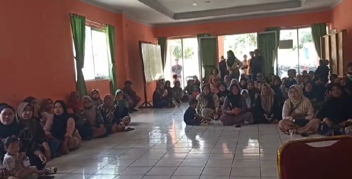 Puluhan warga yang didominasi kaum ibu-ibu mendatangi Kantor Desa Sukasari, Kecamatan Rumpin, Kabupaten Bogor, akibat tidak menerima bantuan dana kompensasi penutupan tambang.