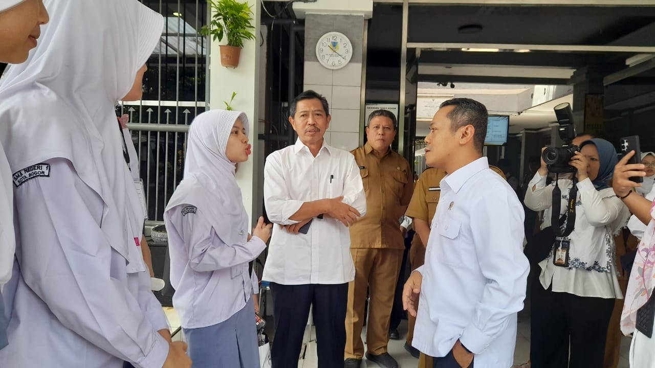 Wamendikdasmen Fajar Riza Ul Haq meninjau langsung pelaksanaan Tes Kemampuan Akademik (TKA) perdana di SMAN 1 Kota Bogor, Senin 3 November 2025.