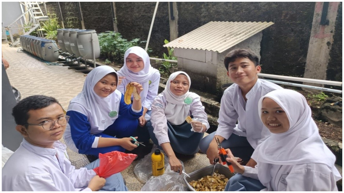 Pembuatan eco enzim dari sampah MBG yang melibatkan para siswa SMAN 10 Kota Bogor.