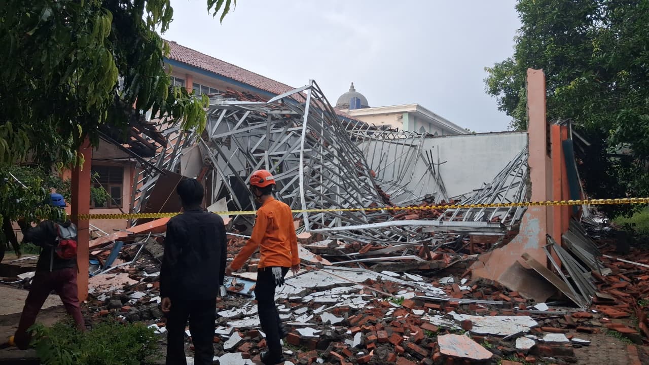 Pantauan Radar Bogor di lokasi reruntuhan SMKN 1 Gunung Putri, Kabupaten Bogor, Senin 3 November 2025.