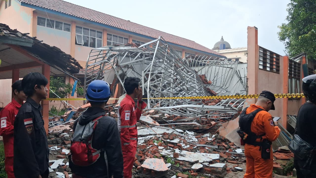 Pantauan Radar Bogor di lokasi reruntuhan SMKN 1 Gunung Putri, Kabupaten Bogor, yang ambruk akibat hujan deras, Senin 3 November 2025.