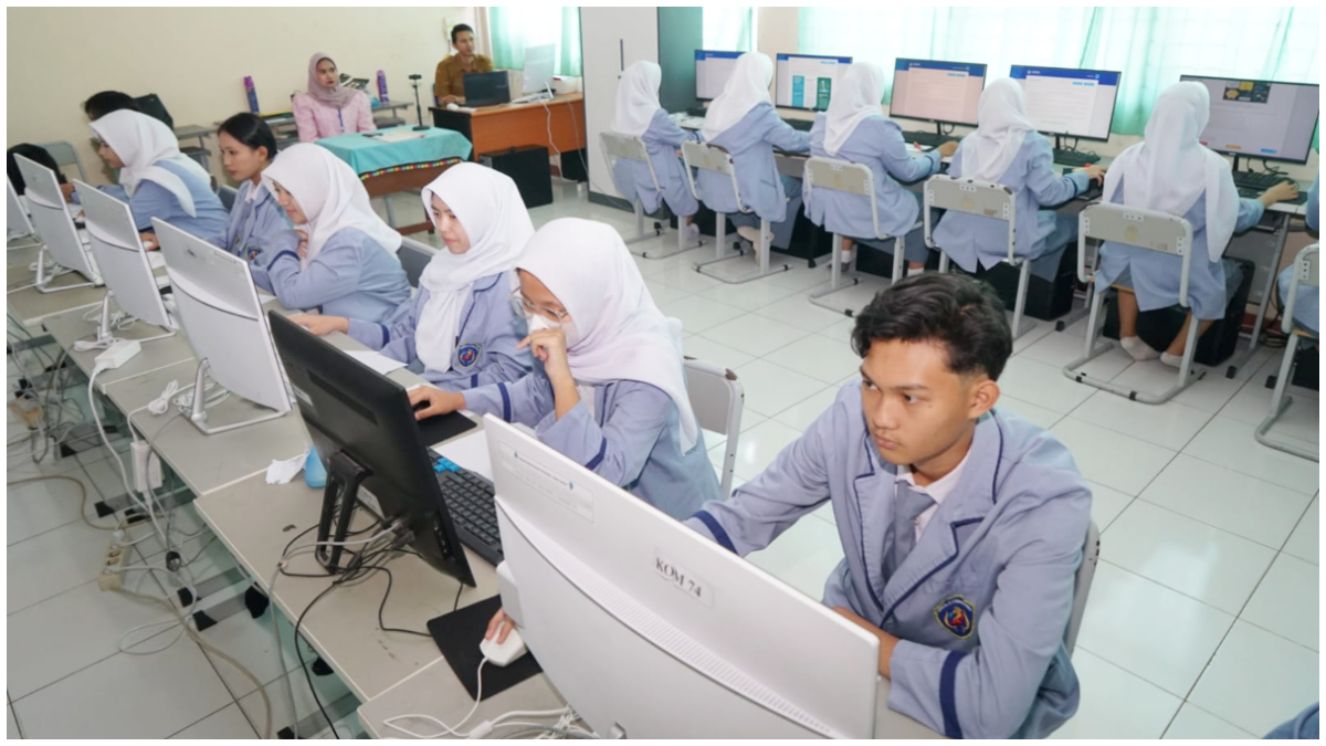 Sejumlah pelajar Kelas 12 SMKN 2 Cibinong sedang mengikuti tes kemampuan akademik (TKA) Senin 3 November 2025.