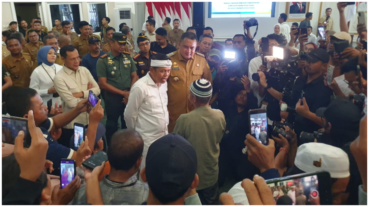 Gubernur Jawa Barat, Dedi Mulyadi saat menemui langsung warga terdampak penutupan tambang di Kabupaten Bogor.
