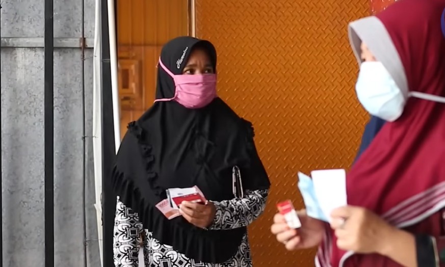 Ilustrasi KPM saat mencairkan dana bansos reguler dan BLTS Kesra di Bogor lewat KKS BNI