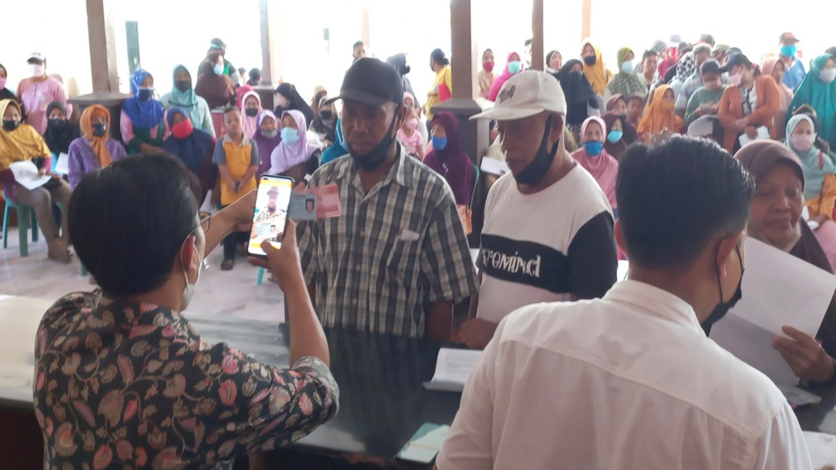 Ilustrasi: Penyaluran bantuan sosial (bansos) kepada para penerima manfaat atau KPM.