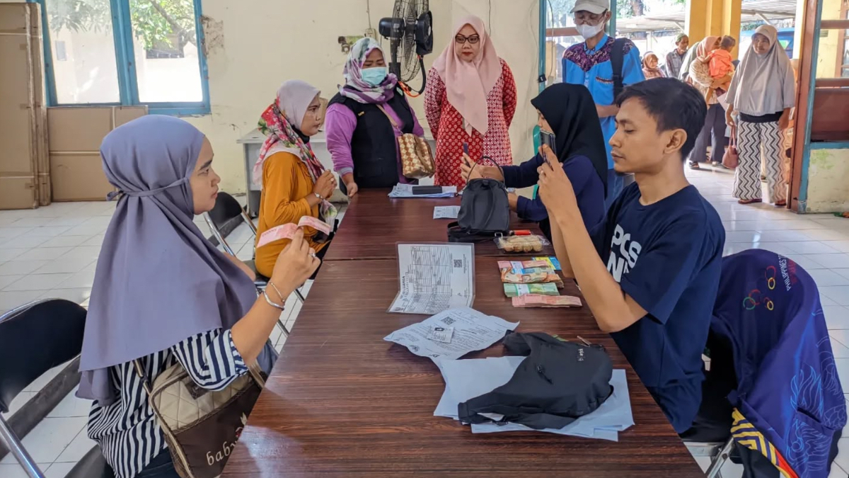 Ilustrasi: Penyaluran bantuan sosial (bansos) kepada para penerima manfaat atau KPM.&nbsp;