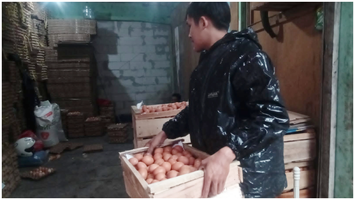 Penjual telur ayam di Pasar Rakyat Cisarua.