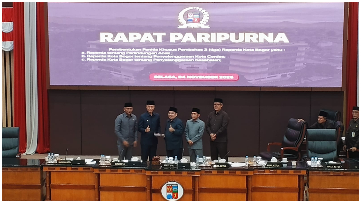 DPRD dan Pemkot Bogor membahas sejumlah Raperda pada rapat paripurna di Gedung DPRD Kota Bogor, Selasa 4 November 2025.