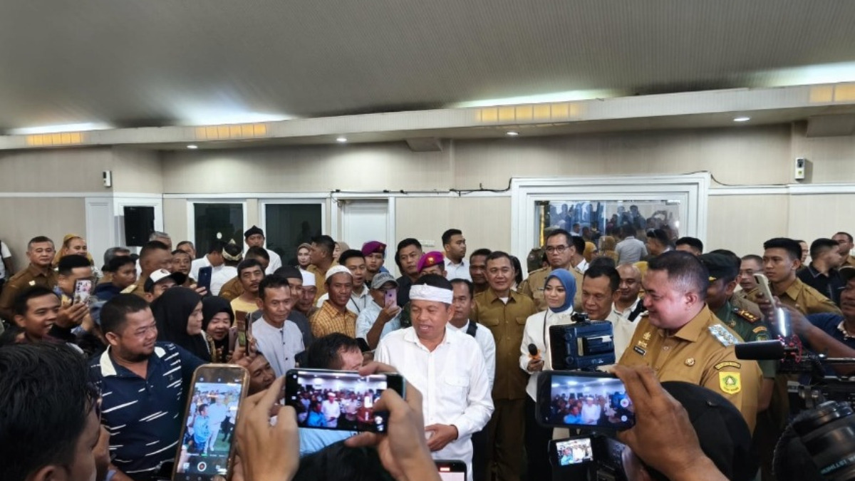 Gubernur Jawa Barat Dedi Mulyadi saat menemui warga terdampak penutupan tambang di Kabupaten Bogor.&nbsp;