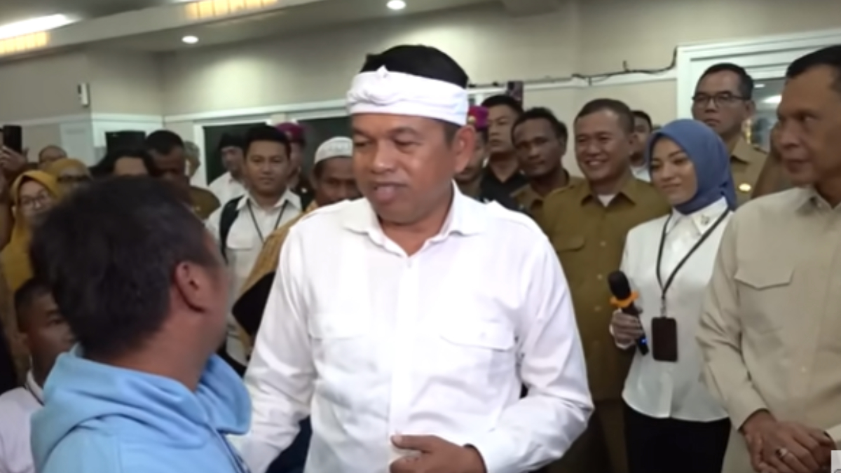 Gubernur Jawa Barat Dedi Mulyadi saat berbincang dengan warga Cigudeg, Kabupaten Bogor yang terdampak penutupan tambang.