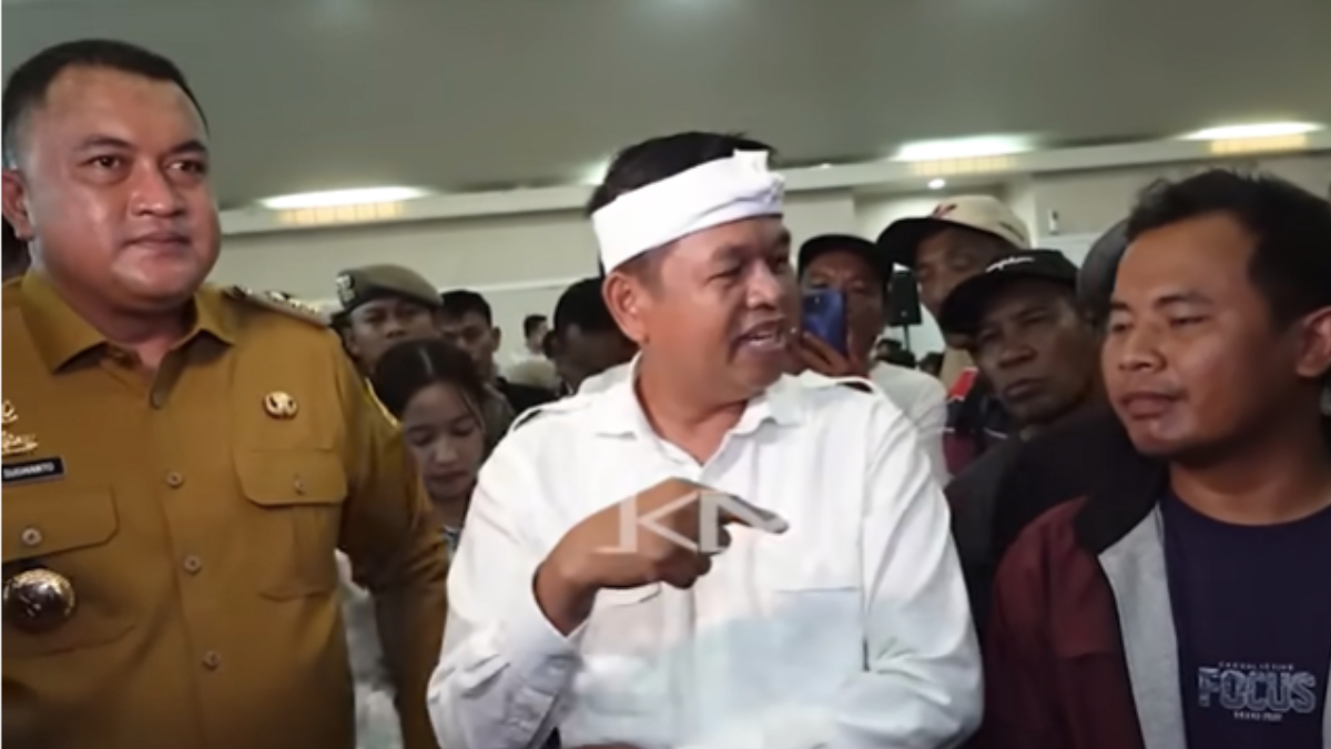 Gubernur Jawa Barat Dedi Mulyadi didampingi Bupati Bogor Rudy Susmanto berbincang dengan warga terdampak penutupan tambang di wilayah Kabupaten Bogor.