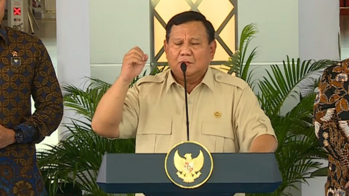 Di Stasiun Tanah Abang Baru, Presiden Prabowo Subianto menjelaskan soal kereta Whoosh.