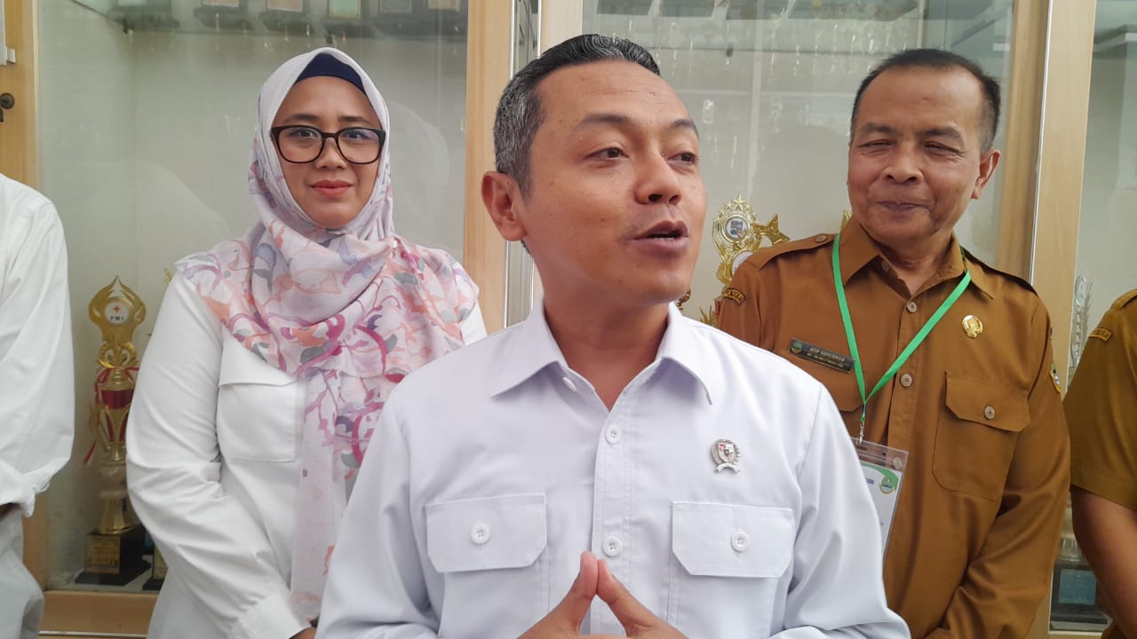 Wamendikdasmen Fajar Riza Ul Haq meninjau langsung pelaksanaan Tes Kemampuan Akademik (TKA) perdana di SMAN 1 Kota Bogor.