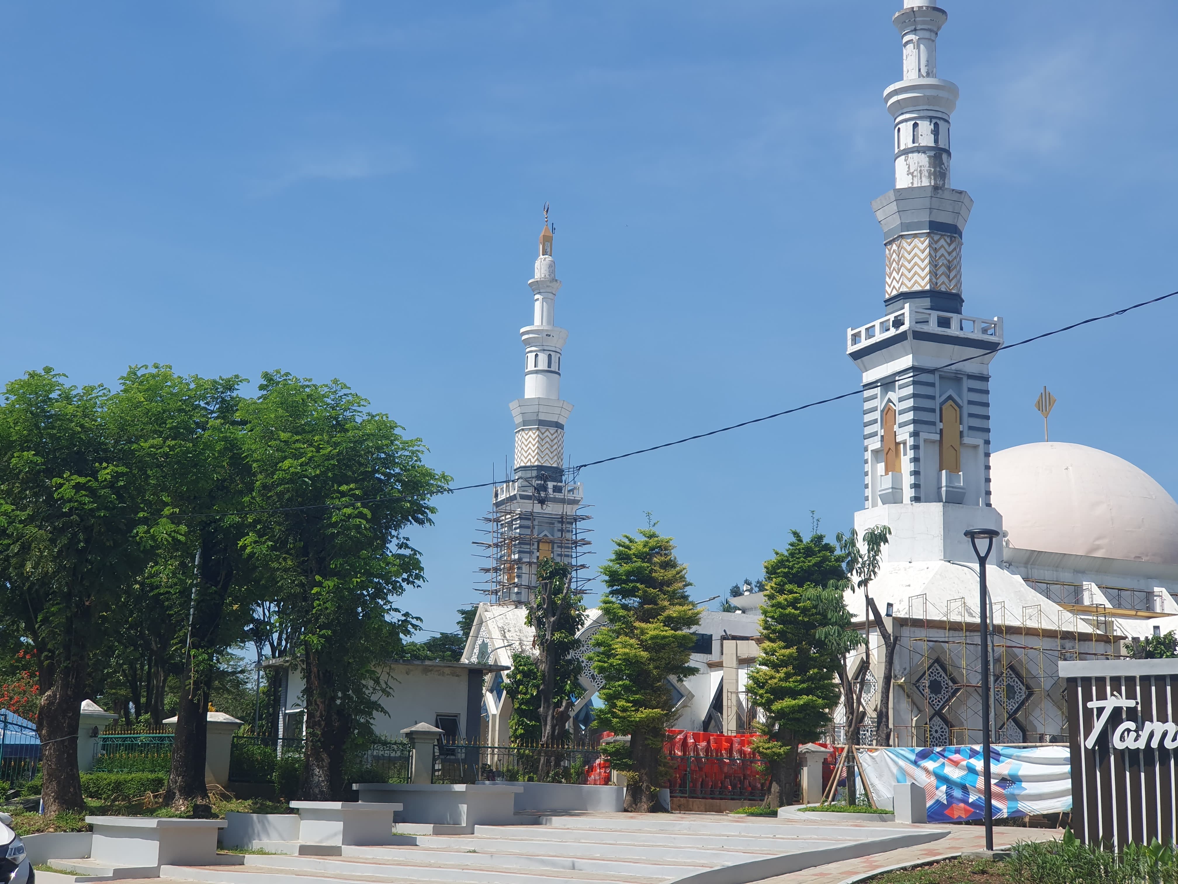 Pemkab Bogor berencana bangun alun-alun yang akan menyatu dengan Masjid Baitul Faidzin, Cibinong, Kabupaten Bogor.