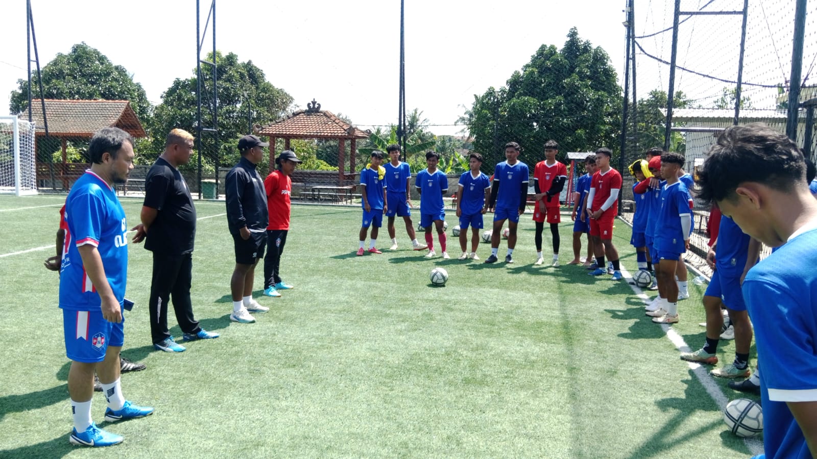 PSB Bogor melakukan latihan ringan di lapangan Vinci Mini Soccer, Kelurahan Margajaya, Kecamatan Bogor Barat, Kota Bogor, Selasa 4 November 2025.