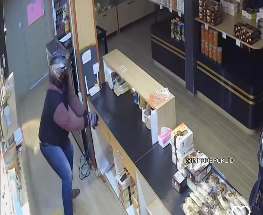 Tangkapan layar CCTV pelaku pencurian beraksi di toko kue di Depok.