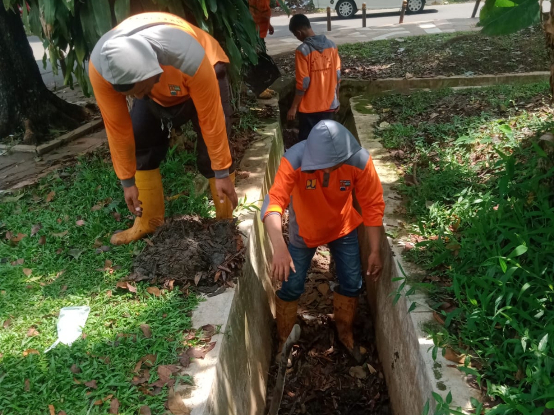 Petugas PUPR diterjunkan untuk normalisasi saluran dan antisipasi genangan air di Taman Heulang, Kota Bogor.