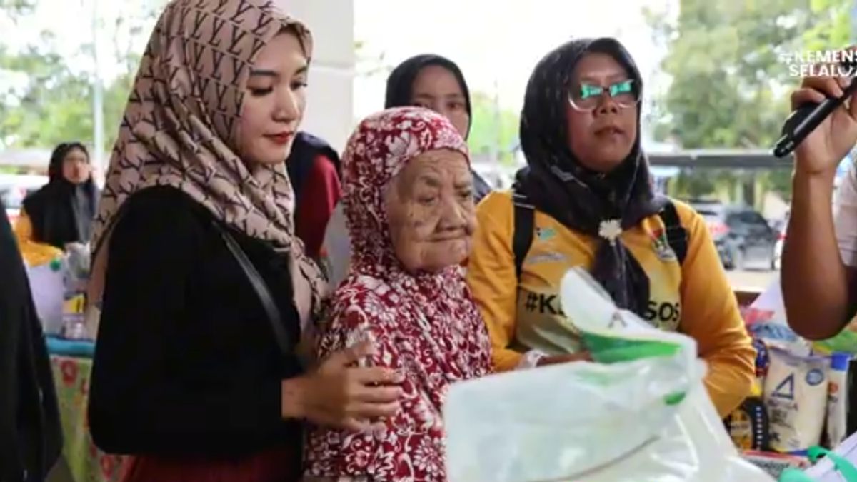 Ilustrasi: Penyaluran bantuan sosial (bansos).