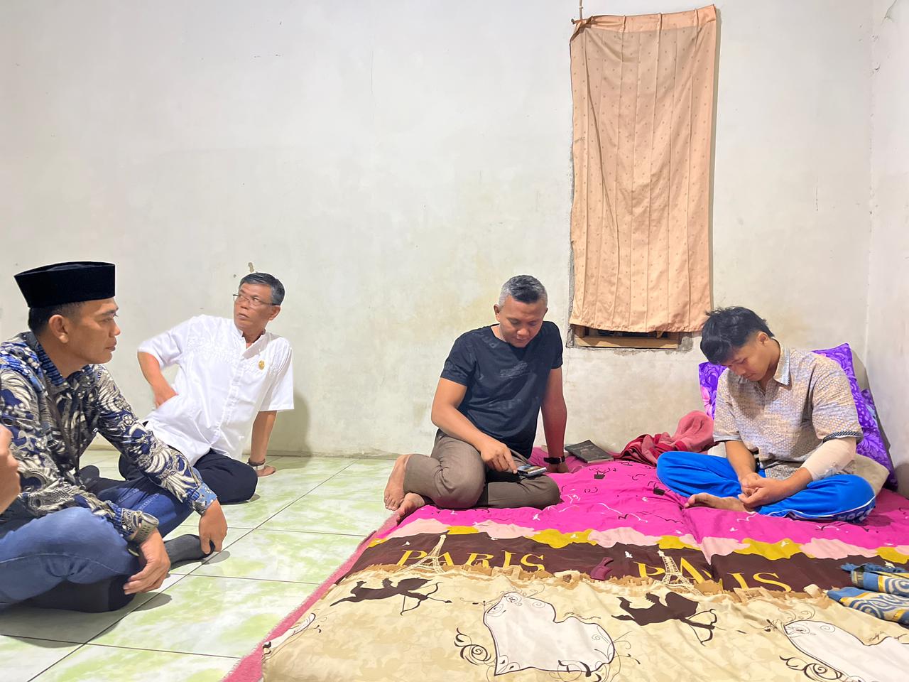 Wakil Wali Kota Bogor, Jenal Mutaqin, menjenguk IA (19), remaja korban pembacokan yang terjadi di Jalan Kayumanis, Kecamatan Tanah Sareal.