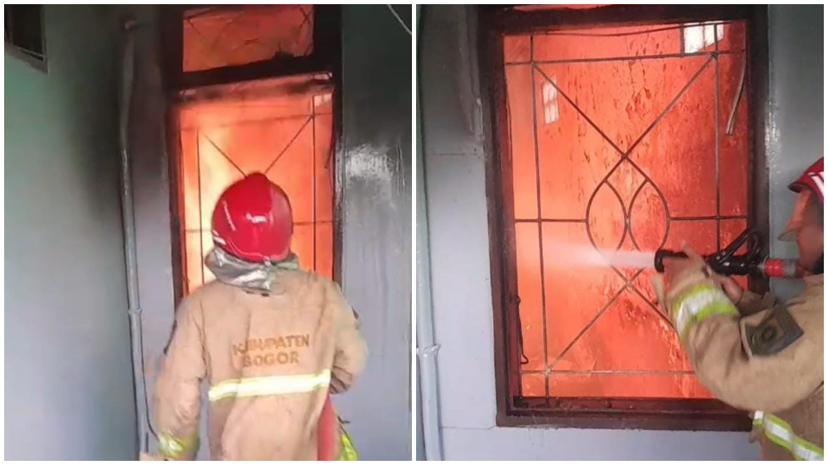 Petugas Damkar saat melakukan pemadaman api di rumah milik warga di Cibinong yang terbakar akibat tersambar petir.
