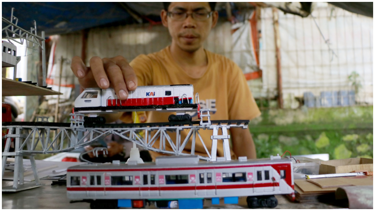 Perajin memajang miniatur kereta api saat di lapak kopi di Perumahan Menteng Asri, Kota Bogor, Selasa 4 November 2025.