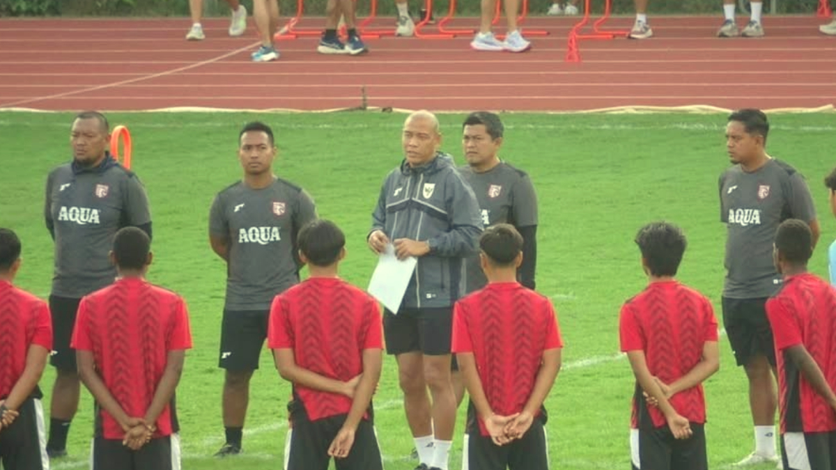 Pelatih kepala Timnas Indonesia U-17, Nova Arianto saat memberikan arahan.