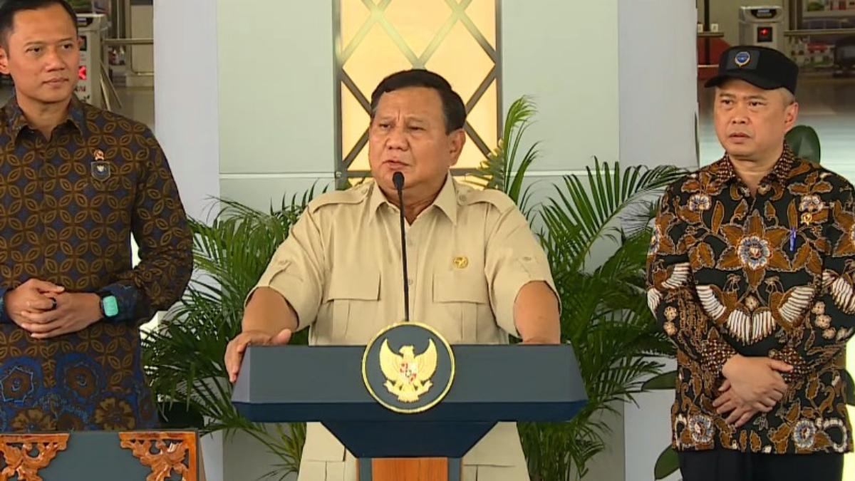 TEGAS : Presiden Prabowo Subianto menjelaskan pengembangan kereta saat ada di Stasiun Tanah Abang Baru, Jakarta, Selasa 4 November 2025.