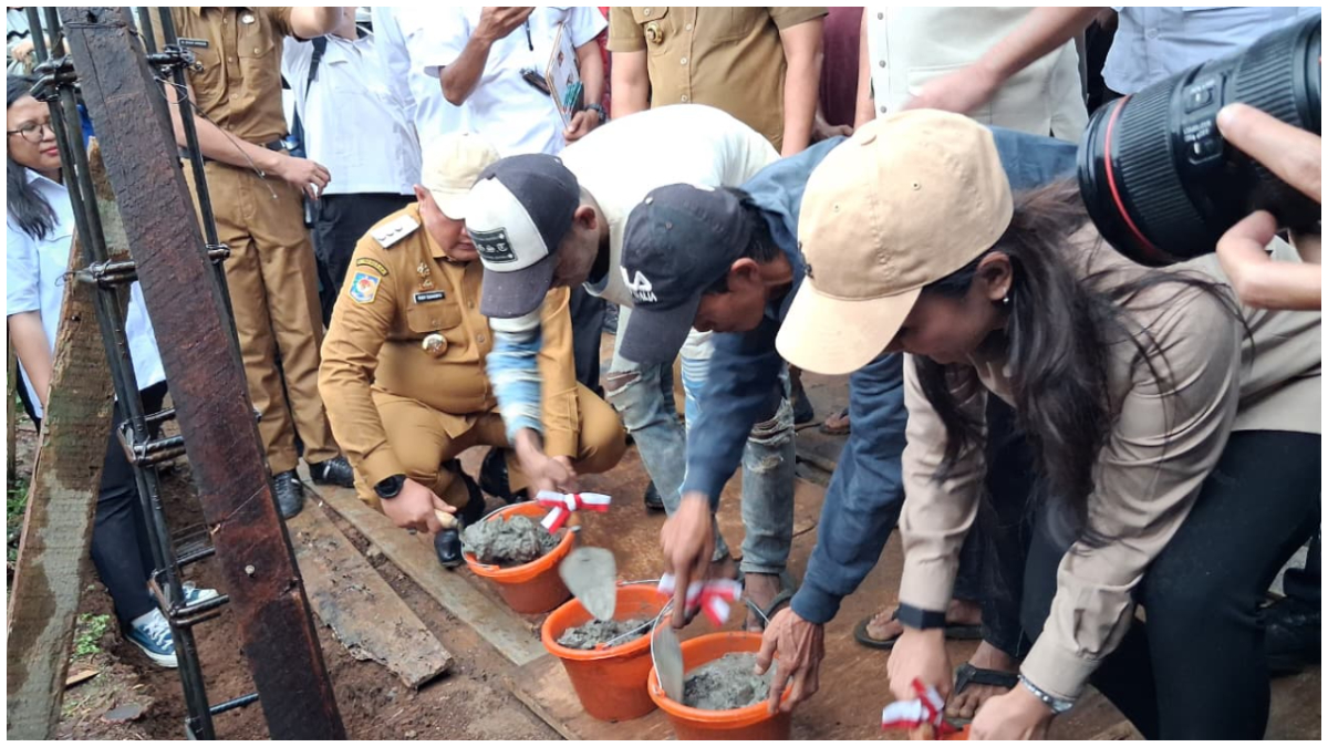Peletakan batu pertama program BSPS di Desa Cijayanti, Kecamatan Babakan Madang, Kabupaten Bogor. Bupati mempercepat program rumah tidak layak huni untuk menekan kemiskinan ekstrem.