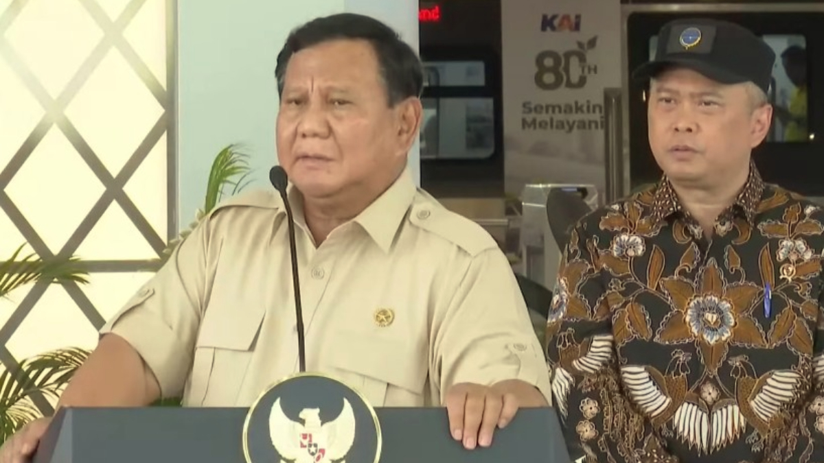 SERIUS : Presiden Prabowo Subianto di Stasiun Tanah Abang Baru, Jakarta, Selasa 4 November 2025.