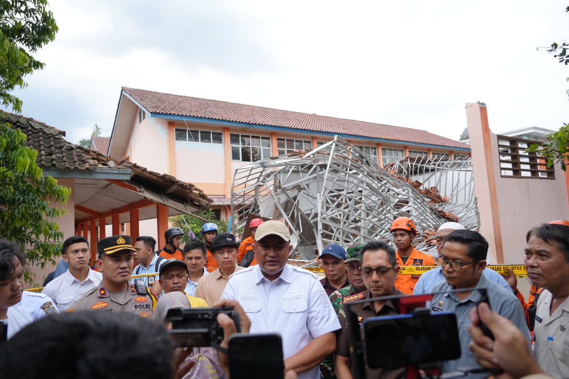 Bupati Bogor, Rudy Susmanto saat meninjau SMKN 1 Gunung Putri yang ambruk.
