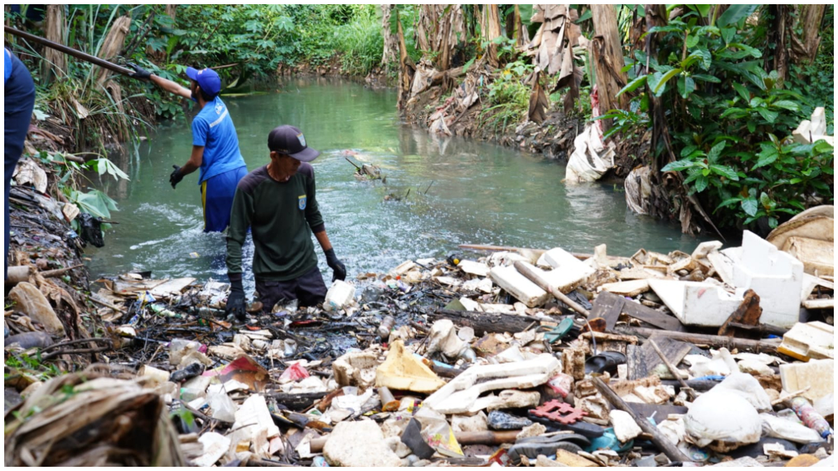 Tumpukan sampah di Sungai Cipinang Kota Depok.