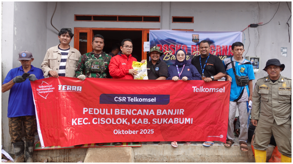 Telkomsel menyerahkan bantuan kepada warga korban banjir di wilayah Cisolok, Sukabumi.